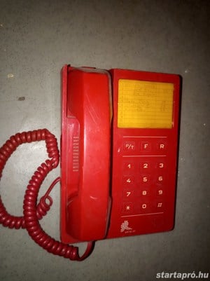 Retro piros vezetékes telefon működő