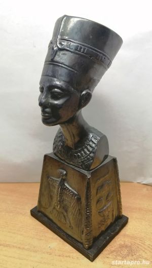 Nefertiti az egyiptomi Ehnaton fáraó felesége, hieroglifákkal díszítve