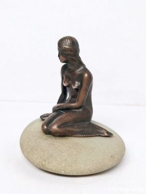 A kis hableány - Koppenhága - bronz figura lapos kavicson - bronz, kő - kép 2