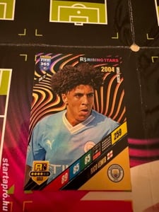 Rico Lewis Rising Stars focis kártya Panini FIFA 365 2024 Adrenalyn