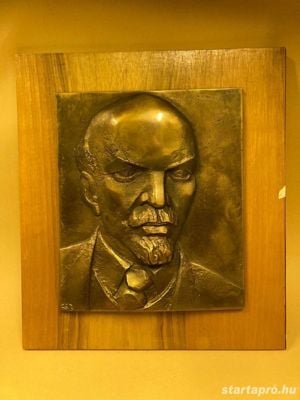 Csíkszentmihályi Róbert (1940-2021) Kossuth díjas szobrász - Lenin c. Képcsarnokos bronz relief  - kép 2