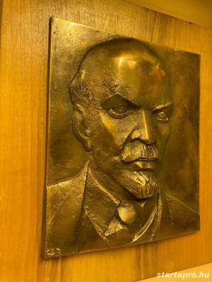 Csíkszentmihályi Róbert (1940-2021) Kossuth díjas szobrász - Lenin c. Képcsarnokos bronz relief  - kép 5