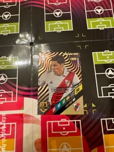 Enzo Perez Time Machine focis kártya Panini FIFA 365 2024 Adrenalyn - kép 2