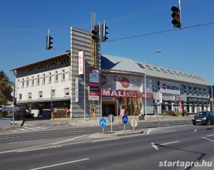 Bécsi úton kereskedőház  területén parkoló hely kiadó!