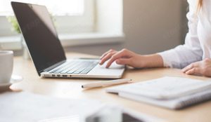 Dunakanyarban, Leányfalun adminisztrátor-értékesítő munka