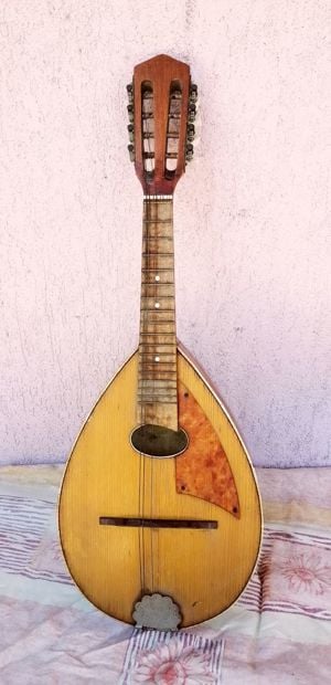 Lapos hátú portugál mandolin. Felújítandó állapotban.