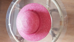 Szép, elegáns női kalap, pink színben eladó. 