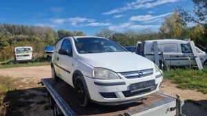 Opel Corsa C 2005-ös, 1.3 CDTi 2 személyes, minden alkatrésze eladó - kép 3