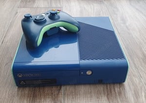 Xbox 360 E 500GB limited edition + 350db játék