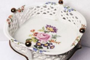 Áttört oldalú talpas festett porcelán cukorka kínáló Wallendorf Németországból - kép 3