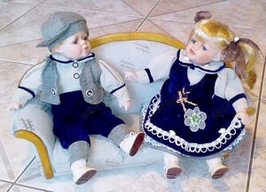 Retro népviseletbe öltöztetett porcelán babapár, kisfiú, és kislány kézműves ruhákban - kép 2