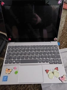 Eladó a képen látható laptop érintő képernyős