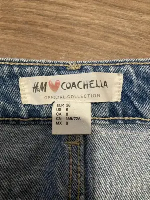 H&M magasderekú popsi push-up farmer rövidnadrág M - kép 2