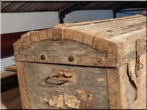 Vasalt fa láda eladó