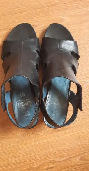 Carpice márkájú, magas sarkú, fekete bőr szandál eladó. - kép 2