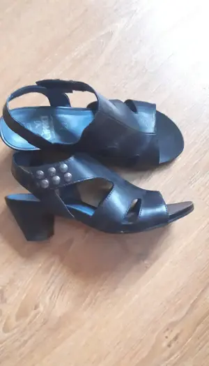 Carpice márkájú, magas sarkú, fekete bőr szandál eladó.
