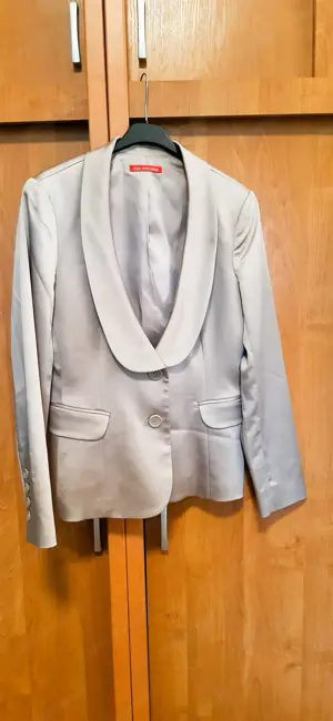 Elegáns, világos ezüst szürke színű, selyem, női blézer, 40-es méretben eladó.