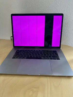 Eladó MacBook Pro 15  (2018)   i7   16GB   512GB   Radeon 560X   csak külső monitorral használható - kép 5