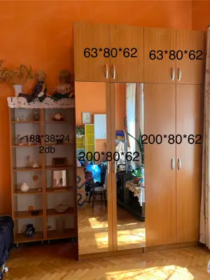 Polcos és akasztós szekrények.