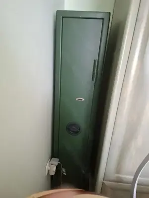 Fegyverszekrény eladó.