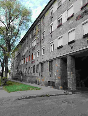 Eladó Kőbányán X. kerület Salgótarjáni úton 1 +1 fél szobás lakás - kép 2