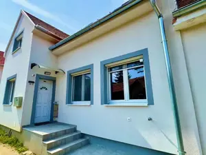 Sopron kertvárosban, újszerű, sorház, autóbeállóval, tárolóval!