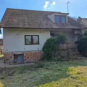 Gombán felújítást igénylő, szerkezetileg jó állapotú, 150 m2-es családi ház 916 m2-es telekkel