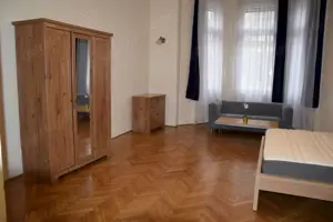 Ferenciek terénél, egy 41nm-es, emeleti, utcai, nagyon világos, tágas lakás kiadó.