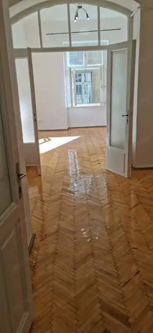 Kodály Köröndnél, 1. emeleti, 2 szobás, világos, csendes hátsó kertre néző, bútorozatlan lakás kiadó - kép 6