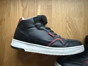 34 es Levi's fekete magasszárú sportcipő VIRV0032S 5000 Ft - kép 3