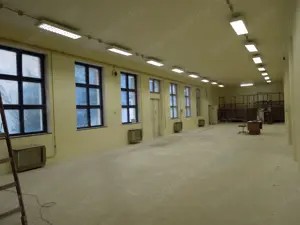 Belső 8. kerületi saját, belső udvari parkolókkal raktár kiadó, közös költség nincs!!!