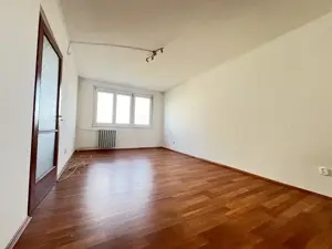 Tulajdonostól eladó Békásmegyer hegy felöli oldalán közepes állapotú panorámás lakás