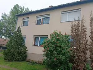 Eladó Vámosmikola központjához közeli, remek állapotú tégla építésű lakás!  