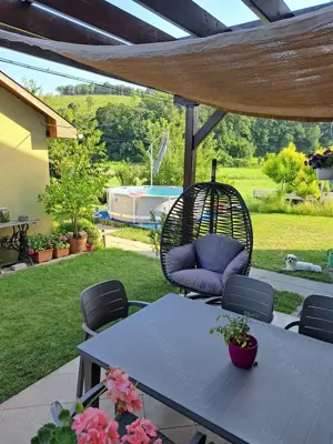 Örökpanorámás családi ház eladó Pencen