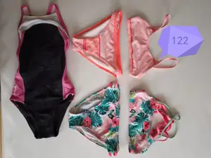 Gyerek lány fürdőruha, bikini, úszósapka, úszógumi, strandcikkek kulacs, hűtőzsák, matrac, doboz - kép 3