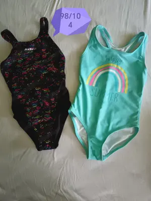 Gyerek lány fürdőruha, bikini, úszósapka, úszógumi, strandcikkek kulacs, hűtőzsák, matrac, doboz