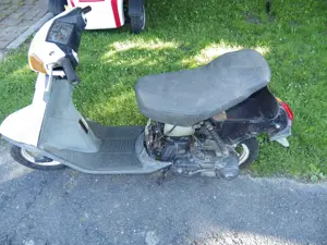 Yamaha Jog   Garázsürítésből eladó Hanger mozog benne. Gumikat felfújtam, gurul ha tolod,, indítani  - kép 3