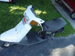 Yamaha Jog   Garázsürítésből eladó Hanger mozog benne. Gumikat felfújtam, gurul ha tolod,, indítani 