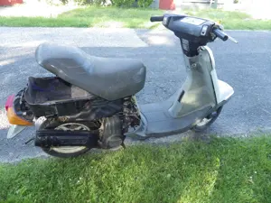 Yamaha Jog   Garázsürítésből eladó Hanger mozog benne. Gumikat felfújtam, gurul ha tolod,, indítani  - kép 5