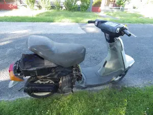 Yamaha Jog   Garázsürítésből eladó Hanger mozog benne. Gumikat felfújtam, gurul ha tolod,, indítani  - kép 4