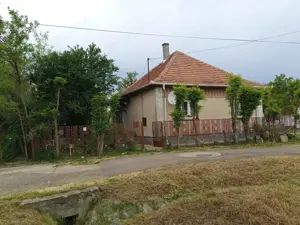 Csendes nyugodt környezetben családi ház eladó.