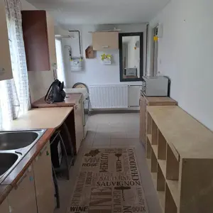  Monor központjától nem messze 53 m2-es, 2 szobás, összközműves házrész