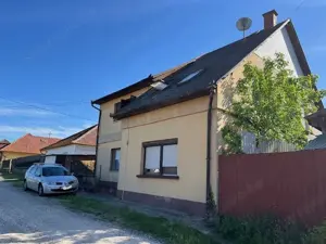 Taksony központjánál csendes mellékutcában 178 nm 7 szobás 2 generációnak alkalmas családiház 