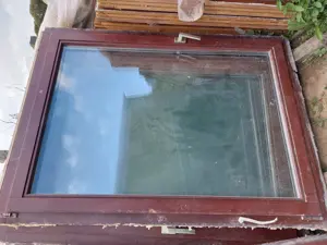 Egyben is 6 db fa bukó-nyiló hőszigetelt 2 réteg üveg 108 x 148 cm kép szerinti jó állapotba. Kivül  - kép 2