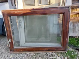 Fa hőszigetelt bukó-nyiló 2 réteg üveg sz;118 x m;88 cm kép szerinti állapot 32  ezer ft esetleg cse