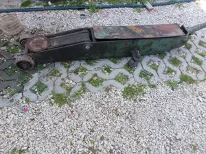 Emelő 10 t vastag 1 cm váz 130 cm hossz a kar legmagasabb pontja 55 cm. Olajpumpa jó de a munka heng