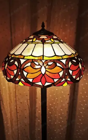 Tiffany állólámpa. A búra ÜVEG! Nem műanyag. 155 cm magas. Új, hibátlan. 