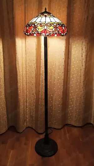 Tiffany állólámpa. A búra ÜVEG! Nem műanyag. 155 cm magas. Új, hibátlan. 