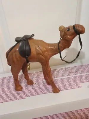 Teve bőrből készült 20 cm magas 8000ft óbuda Bőrből készült dísztárgy nem mai darab személyes átvéte - kép 3