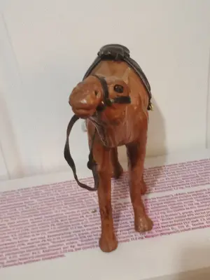 Teve bőrből készült 20 cm magas 8000ft óbuda Bőrből készült dísztárgy nem mai darab személyes átvéte - kép 2